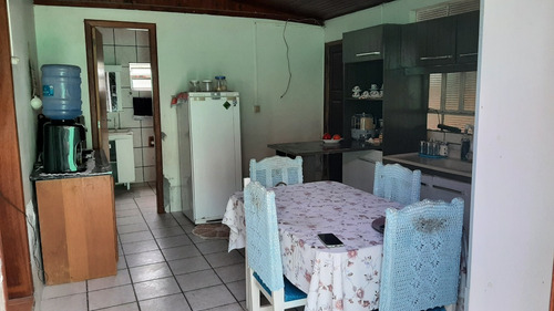 Casa Com Aprox. 250mts, 3 Quartos, 2 Salas, Cozinha, Banheiro, Área De Serviço Com Fogão A Lenha, Churrasqueira E Garagem