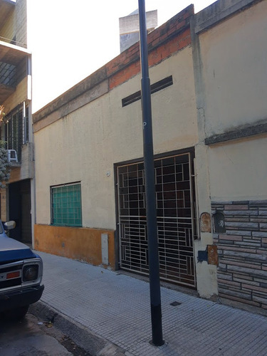 Casa Lote Propio 7x16 Con Entrada De Garage. Exc.ubicación A Una Cuadra De Honorio Pueyrredón Y Franklin, A Refaccionar Con Buenos Cerramientos. Entrada De Garage, Con La Tranquilidad De Un Pasaje.