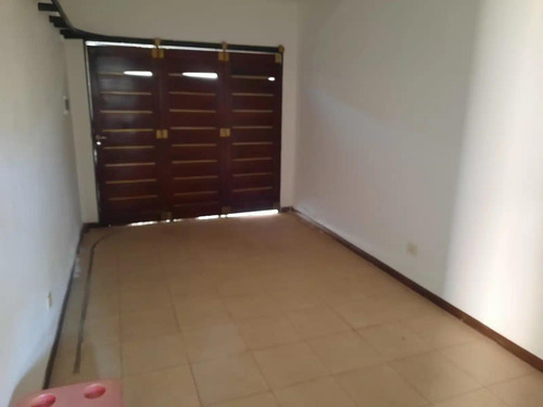 Casa En Venta - 2 Dormitorios 1 Baño - Cochera - 110mts2 - Chivilcoy