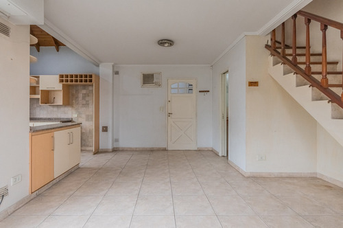 Imagen 2 de 30 de Venta De Casa Tipo Duplex De 3 Ambientes Con Cochera. En Banfield Este.