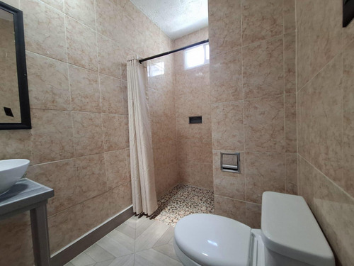 Hotel En Venta En El Puerto De Progreso Yucatan, A 350 Metros Del Mar, Funcionand