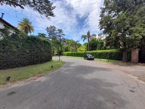 Casa -barrio Cerrado Lomas Las Casuarinas (san Isidro)