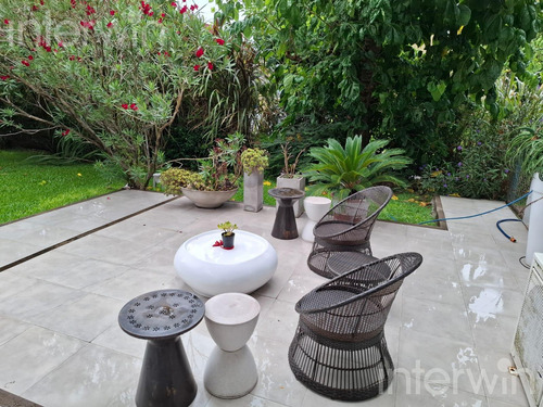 Casa - 5 Ambientes - Con Jardín Y Cochera - Villa Olivos - Alquiler
