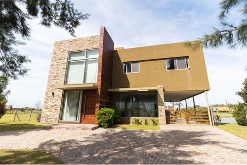 Venta De Casa 5 Amb En Barrio Nautico El Cazal