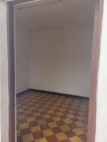 Casa Remodelada Tiene Un Cuarto Que Sirve Como Local O Habitación Con Baño Privado