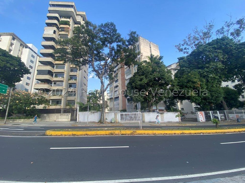 Hermoso Apartamento Remodelado En Altamira / Con Vista Al Avila