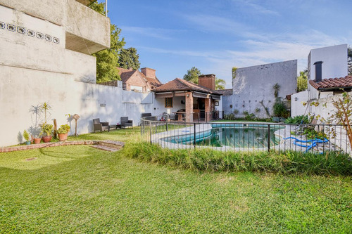 Imagen 3 de 30 de Impecable Casa En Venta Con 4 Dormitorios Mas Dependencia! Jardin Pileta Y Parrilla!