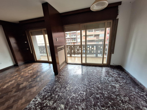 2 Dormitorios - Balcon - Cochera - Bv. Chacabuco Al 100 - B° Centro