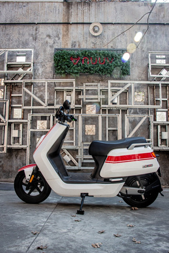 Imagen 8 de 15 de Moto Electrica Scooter Nuuv Ngt Bosch Litio Panasonic