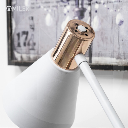 Lampara De Pie Con Pantalla Metalica Embudo Cobre