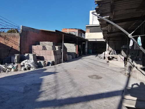 Local En Venta En Camino Maldonado. Con Oficina Y Vestuario