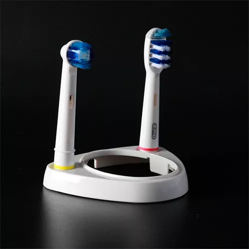 Nuevo cepillo de dientes eléctrico sobre soporte de carga sobre un