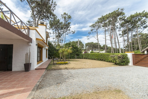 Punta Del Este, Chalet En Pinares, A Pasos Del Mar, 4 Dormitorios .- Ref: 41775