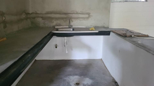Imagen 3 de 10 de Ofrece Alquiler Excelente Galpon 1.300 Usd