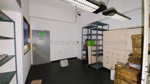 Extraordinario Local Comercial Con Acceso A Pie De Calle En La Av. Ppal De La Urbina!!! Fenomenal Oportunidad De Inversión! Negociable!!!