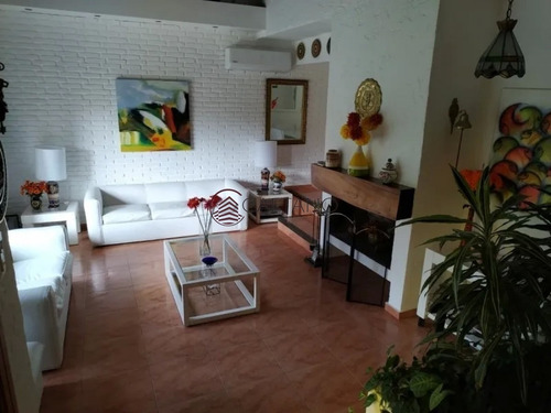 Excelente Casa De Dos Plantas En Pinares!- Ref: 2576