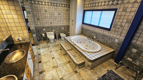 En Venta Impresionante Casa Ubicada En La Urbanización La Floresta 24-27529