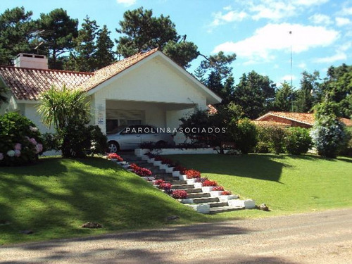 Hermosa Propiedad En Venta En Barrio Resindencial Cantegril Punta Del Este-ref:3909