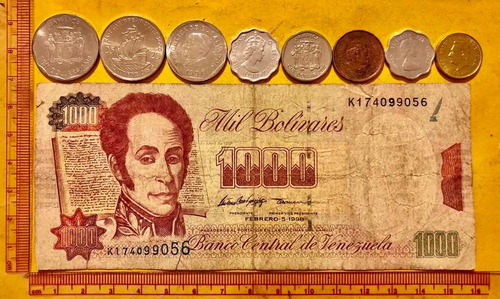 Un Billete De Venezuela Y 8 Monedas Del Continente American