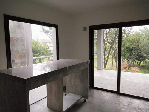 Casa En Venta De 3 Dormitorios En Las Cañitas Barrio Privado