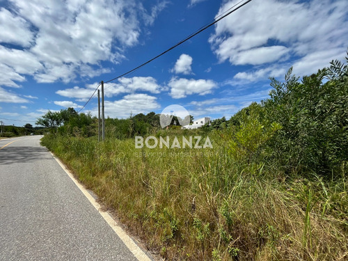 Terreno Esquina En Venta En Punta Colorada, Piriápolis. A 2 Cuadras De La Playa. 940 M² De Superficie.