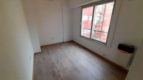 Departamento De Tres Ambientes Con Cochera En Almagro.