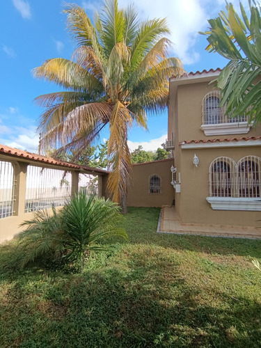Casa En Venta En Valles De Camoruco Calle Cerrada Mcc