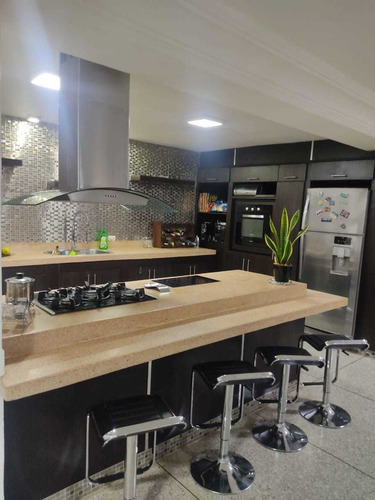 Bello Townhouse Moderno Los Robles. Manantial.