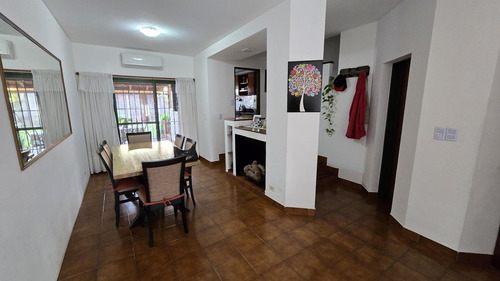 Solido Duplex De 4 Ambientes Con Cochera Y Jardin En Venta. Olivos