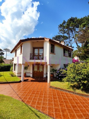 Muy Buena Casa En Venta En La Zona Mas Linda De Playa Mansa.- Ref: 409