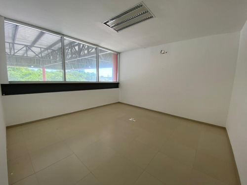 Renta De Local Comercial Con Bodega De 25m2 En Plaza Las Velas L-24a, Total De 162 M2 Cancún.