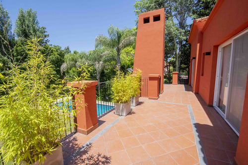 Casa De 5 Ambientes Con Dependencia De Servicio En Venta, En Martínez.