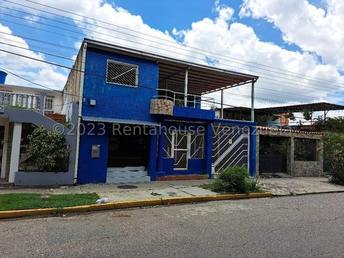 Casa Para Uso Comercial En Zona Estratégica De San Diego Que Cuenta Con 11 Habitaciones Para Prestar Servicio De Alquiler Residencial O Consultorios, Con 7 Baños Y Además Cuenta Con Un Anexo Y Local