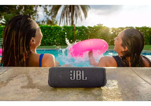 Imagen 8 de 9 de Parlante JBL Flip 6 portátil con bluetooth waterproof negra