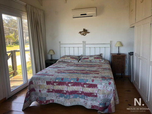 Impecable Casa Sobre Gan Superficie De Terreno.