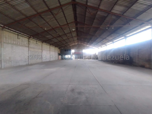 Galpón Comercial Industrial, En Venta Zona Industrial La Guacamaya. Cuenta Con Área De Oficinas De 67 Mt2 En Dos Niveles 4 Baños, Pisos En Concreto Espesor Mayor A 25cm Resistente 