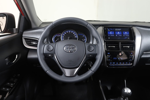 Imagen 3 de 25 de Toyota Yaris Xls 6mt 4p My22