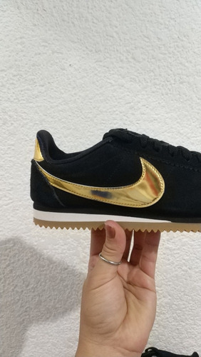 nike cortez negro con dorado