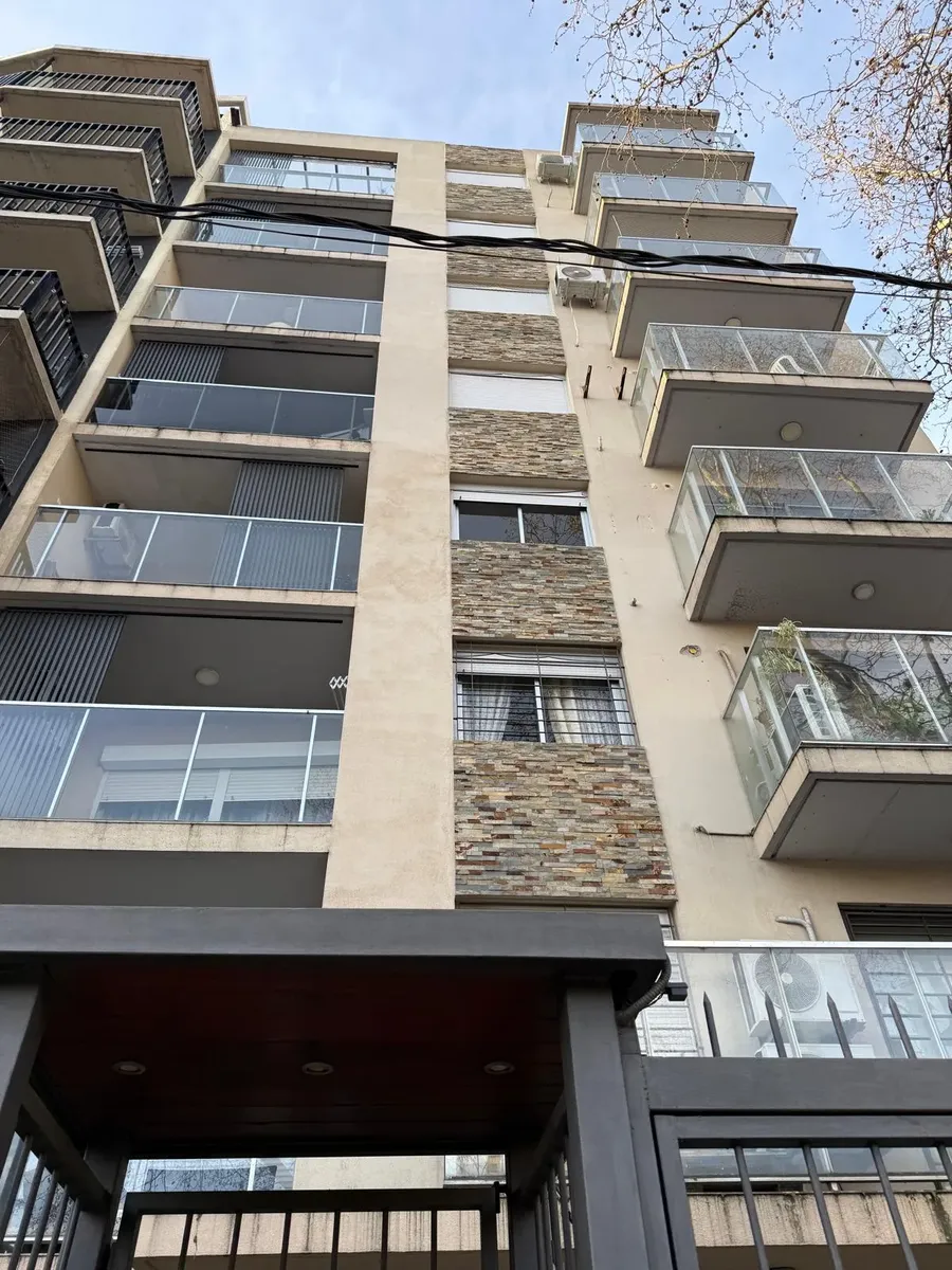 Apartamento Dos Dormitorios, Garage, Luminoso, Bien Ubicado Entre Av.italia Y Av. 8 De Octubre, Cerca A Tres Cruces, Living Con Cocina Integrada, Baño Completo, Dos Dormitorios Con Placard Y Terraza · Foto 2