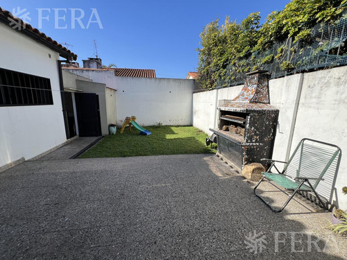 Venta De Casa 4 Ambientes Con Cochera Y Jardin En Wilde