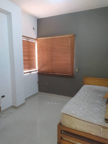 Townhouse En Villa Shirak Callejón Mañongo Frente Al Sambil.