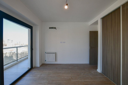 Semipiso De Dos Dormitorios, Balcon Y Cochera.