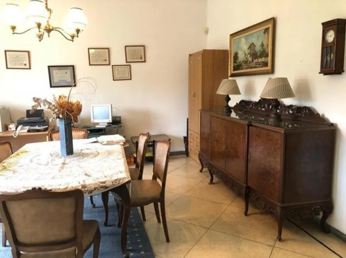 Sólido Chalet De 3 Dormitorios A 2 Cuadras De La Rambla