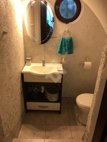 Casa En Venta De 5 Dorm. En Ñuñoa