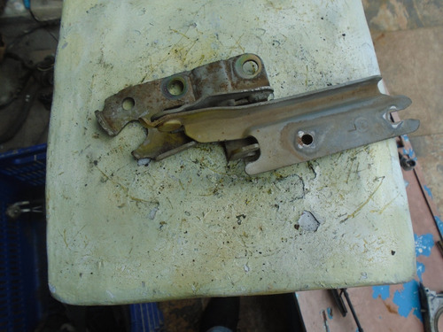 Imagen 3 de 4 de Vendo Bisagra Izquierda De Tapa De Motor De Mazda Protege