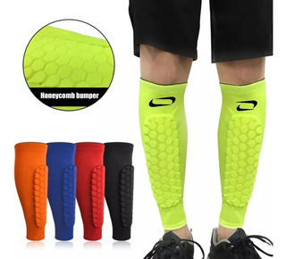 canilleras espinilleras de futbol para soccer 2 blanco y negro con calcetines