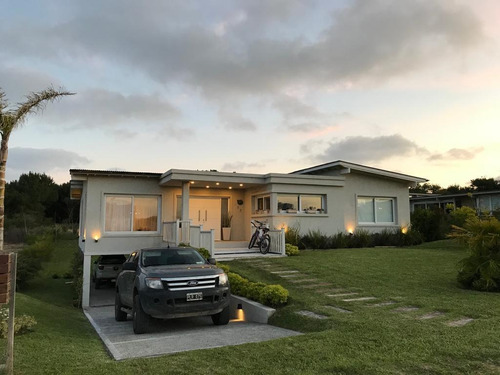 Casa De 5 Ambientes Más 4 Baños