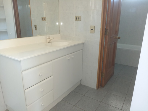Oportunidad Gran Casa En Santo Domingo, Bajo Precio Tasación