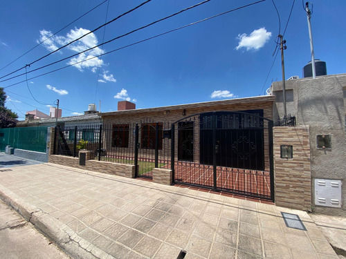 Casa De 3 Dormit Dependencia De Servicio / Departamento 3 Bños Y Cochera P/3 Vehiculos!