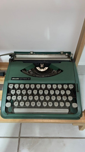 Maquina De Escrever Olivetti Lettera 82